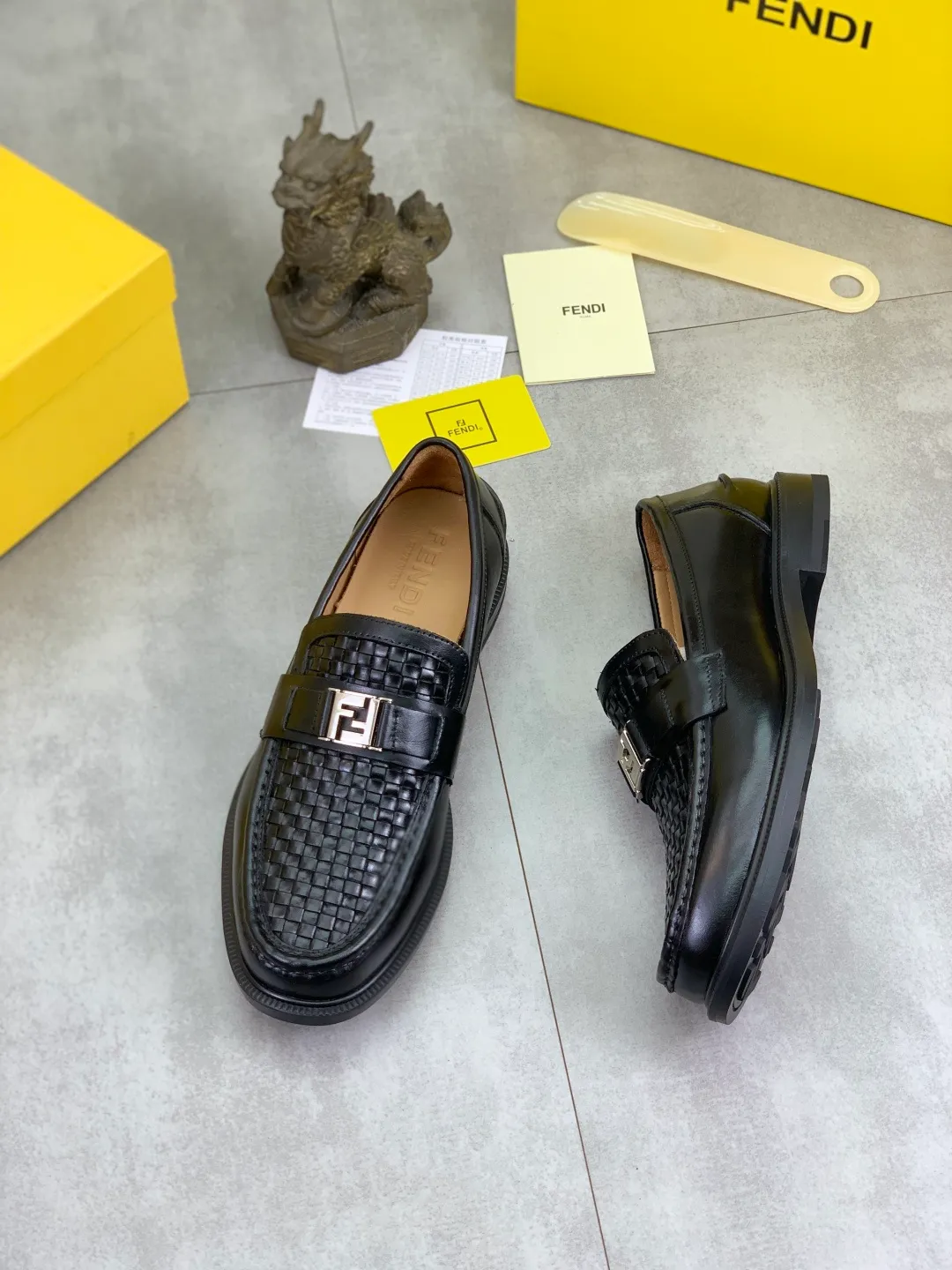 ​Men's shoes 💰P480💰[New model] Water dyed cowhide 🆘 The latest FENDI (Fendi) new casual leather shoes 🕶️🕶️Simple routing effect, showing an elegant and cool driving shoe 🎬Made of Italian 🇮🇹 imported calfskin + first-layer water-dyed cowhide lining🐂Excellent material🎬Detailed workmanship 🤗Comfortable foot feel➰➰. ​Pair it with any outfit to show your taste and temperament, low-key luxury ♻️Design ​simple and elegant ​noble and fashionable 🍃​Very loved and favored by trendy men 💓❤️Size: 38-44 2⃣️colors available